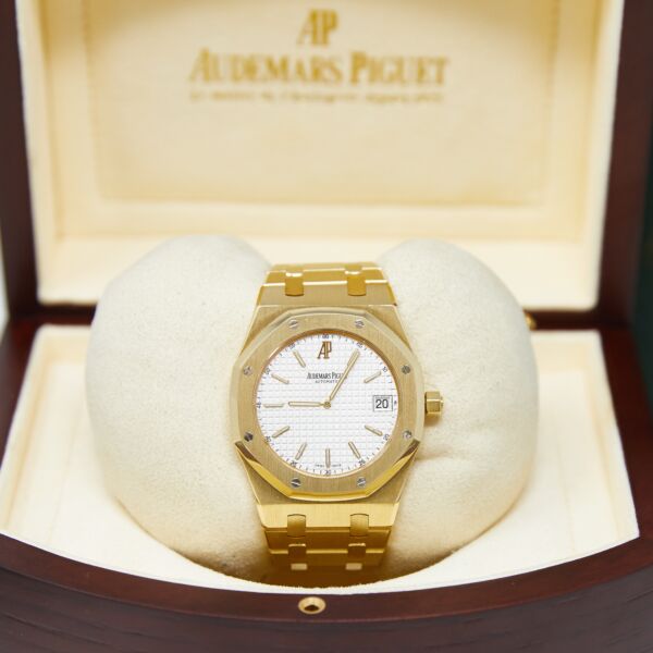 Audemars Piguet Pre-Owned Royal Oak Jumbo Ultra Thin Yellow Gold White Dial on Bracelet [COMPLETE SET] 39mm