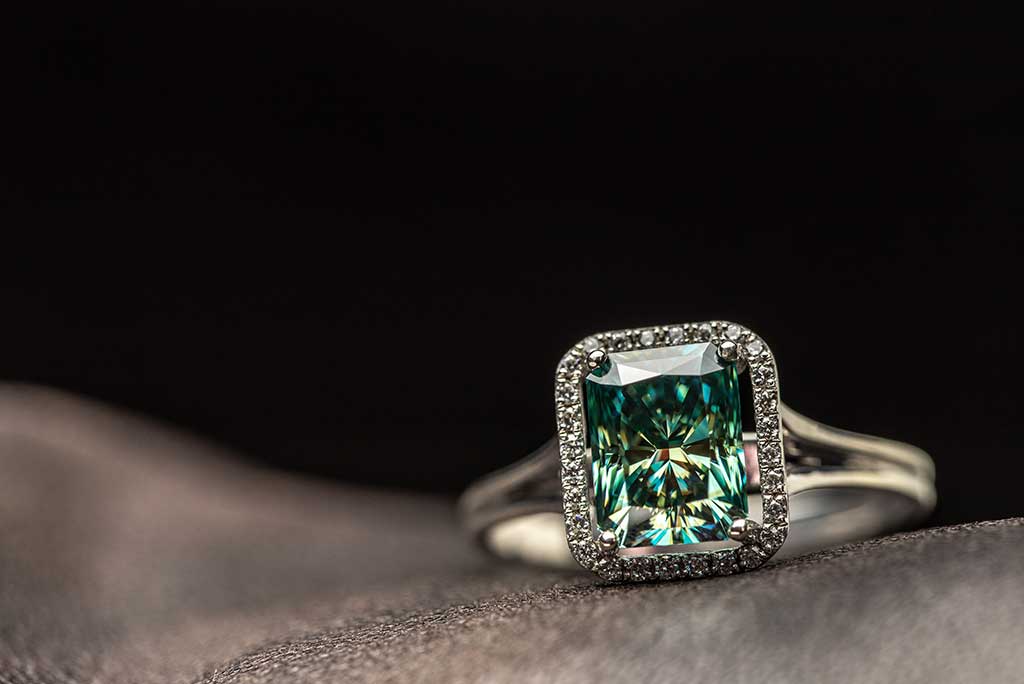 2 Reasons To Choose Emerald Engagement Rings